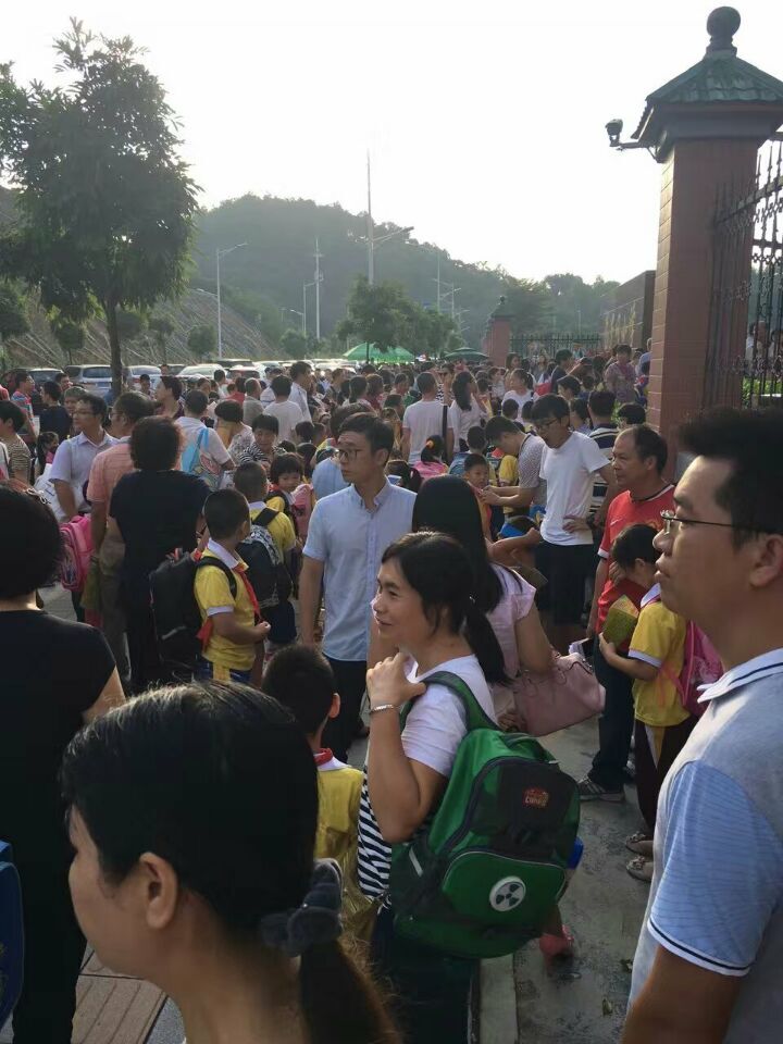 金秋九月開學季，眾家長齊聚江門保利大都會的范羅崗小學送孩子開學